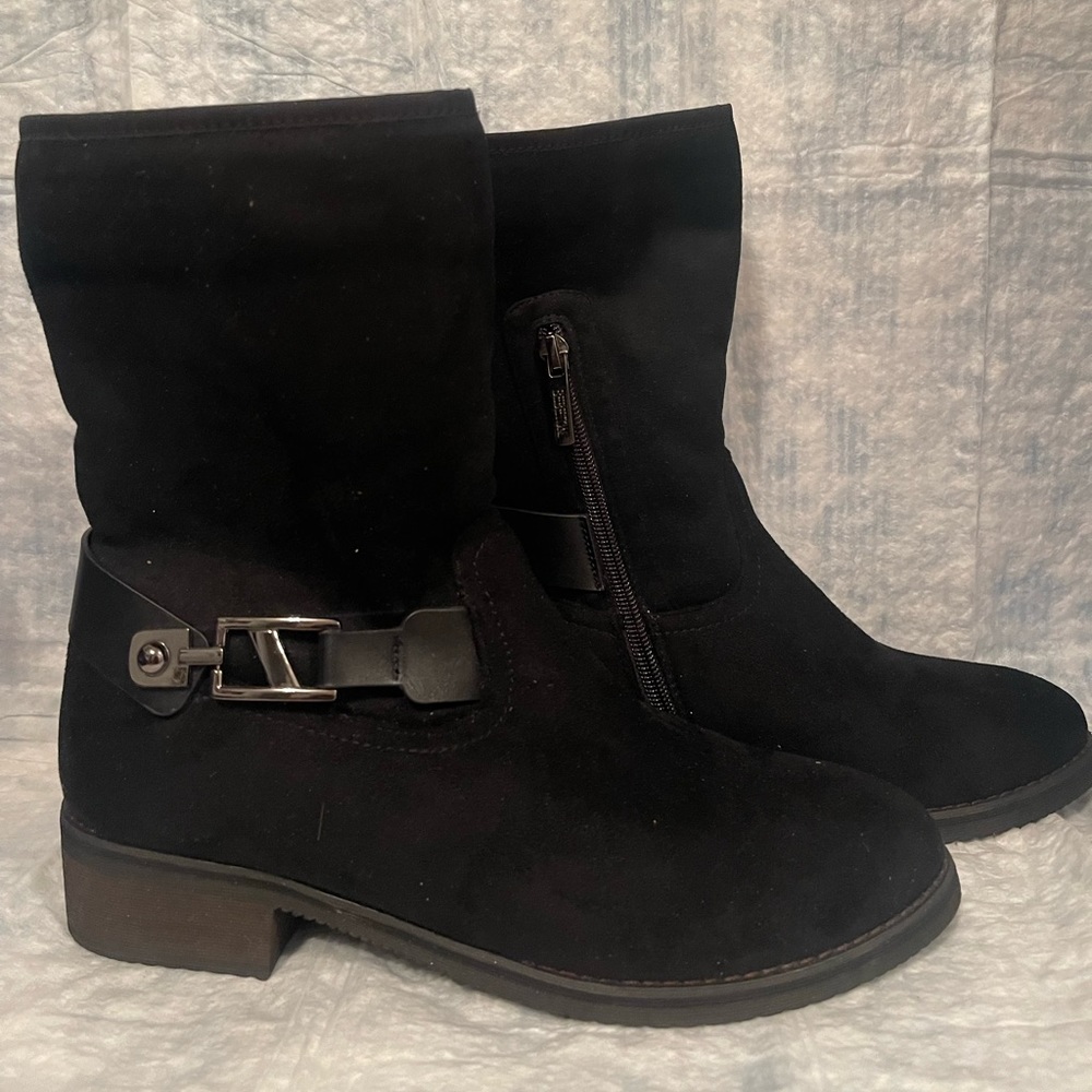 Classic new suede women’s boots. Very comfortable & warm with fur size 9